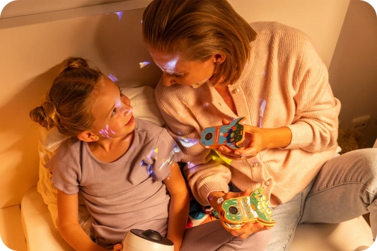 Kind und Mama erzählen sich gemeinsam Geschichten vom Tag. Das fördert die emotionale Intelligenz– Abendritual mit BiMA Lichterwelt & Nähe.