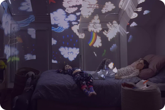 Kinder beim Abendritual im Bett, während eine BiMA Wolkenwelt als ruhige Lichtprojektion an die Wand scheint.