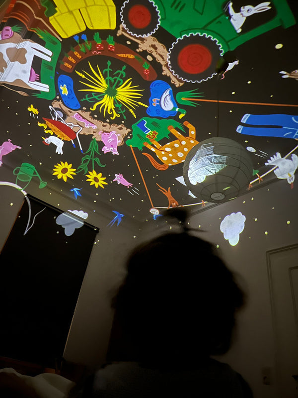 Kind bestaunt die BiMA Lichterwelt vom Bauernhof.